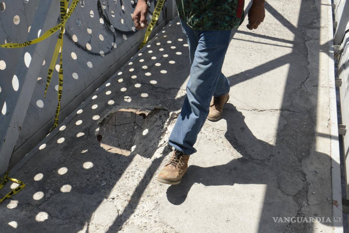 ¿Y así quieren que lo usemos? Denuncian puente peatonal con visibles daños y hasta un hoyo, al oriente de Saltillo