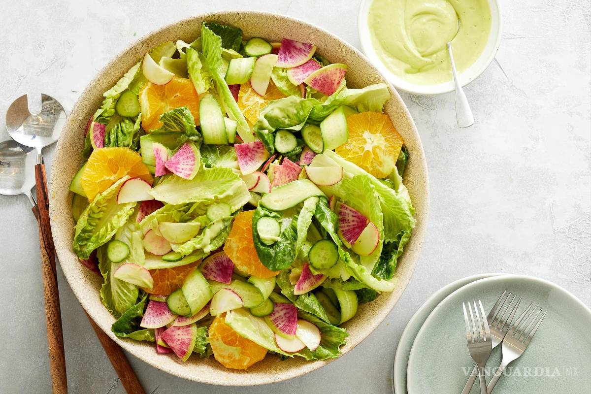 $!Ensalada agria de lechuga romana con aderezo de habanero y aguacate. Diseño culinario de Barrett Washburne.