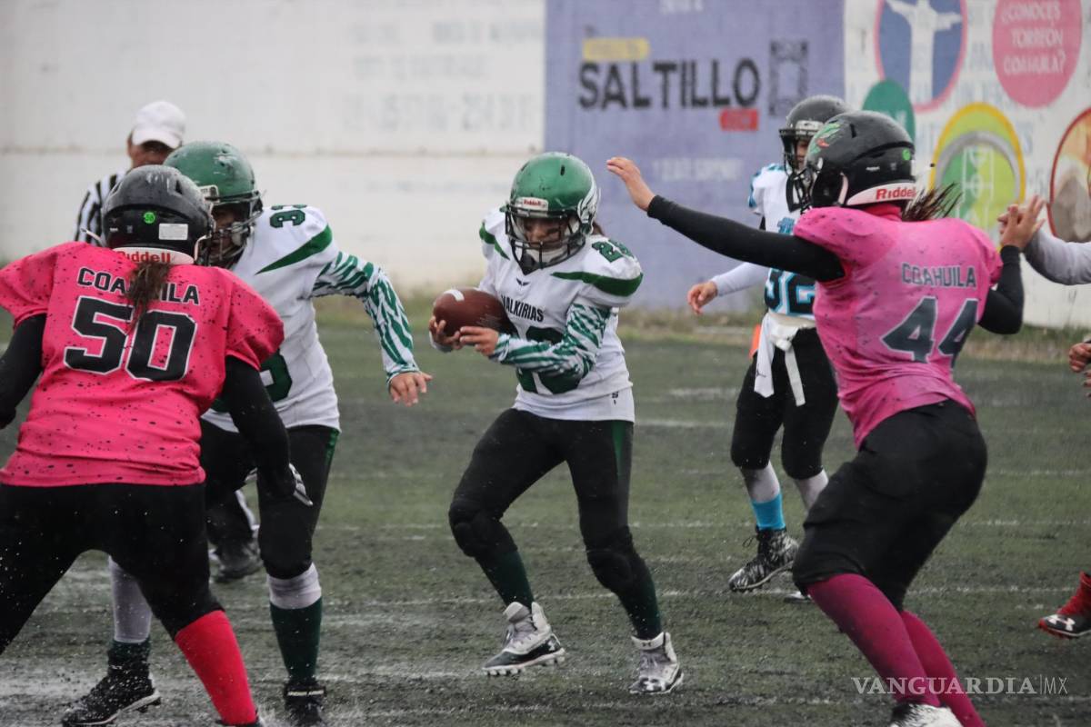 $!Con tres anotaciones Yopsy Domínguez, corredora de Valkirias fue la jugadora del partido en el triunfo de 20-19.