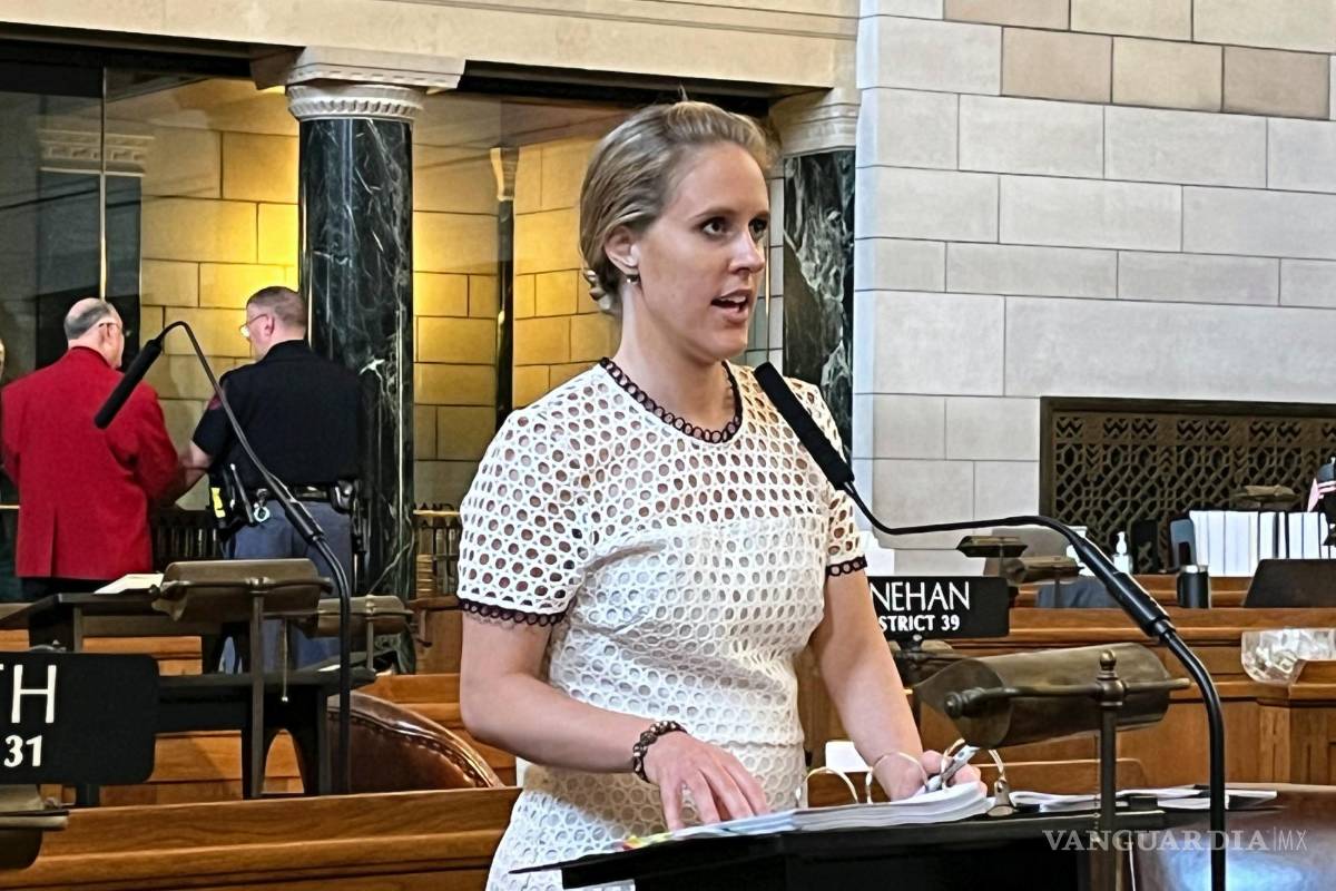$!La senadora Julie Slama, en el Capitolio de Nebraska, llegó cojeando desde un hospital, para emitir el voto para aprobar un proyecto de ley de aborto-transgénero.