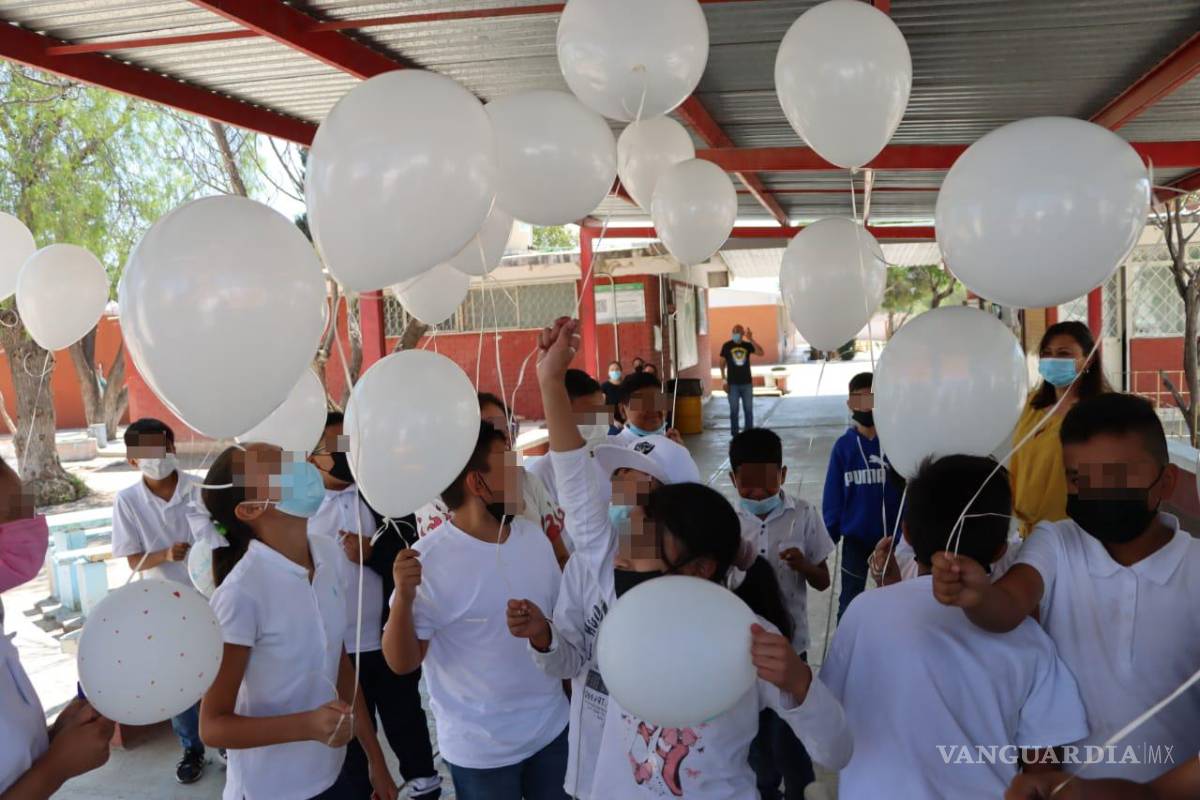 $!Compañeros de Valentina la despiden desde la primaria Urbano Flores. Lanzan globos blancos al aire.