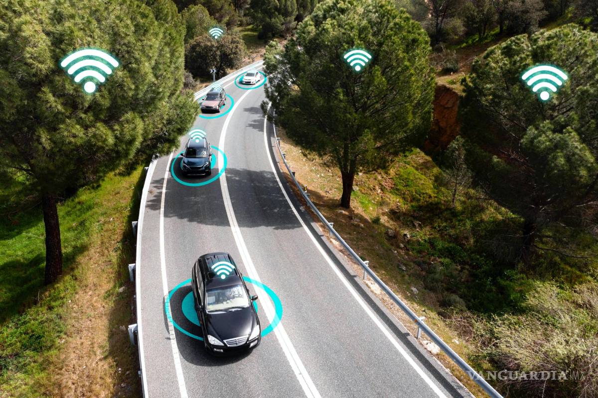 $!Coches conectados circulando por carretera.