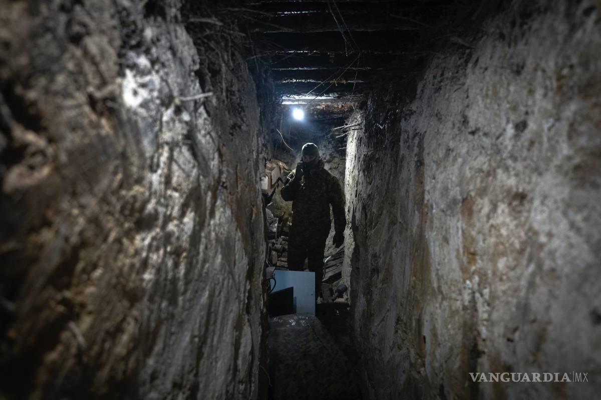 $!Un soldado ucraniano trabaja con un sistema de guerra electrónica para escuchar la charla rusa en un refugio en la línea del frente cerca de Bakhmut.