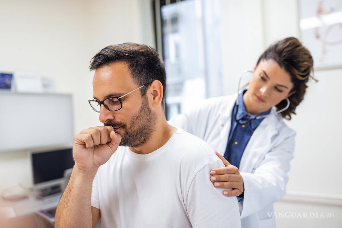 $!Si la persona asmática conoce su medicación y sabe cuándo y cómo tomarla y, además, tiene un estilo de vida saludable, puede mantener la enfermedad controlada y llevar una vida normal. Imagen de stefamerpik en Freepik.