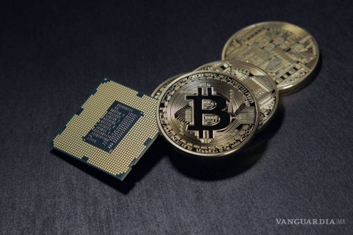 Bitcoin cae desde máximos de récord por desplome de 7% en sesión volátil