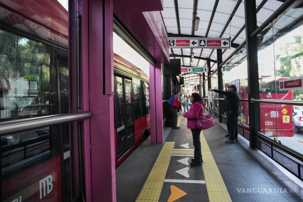 $!Una mujer espera en una zona reservada de color rosa para mujeres y niños para abordar un autobús en la Ciudad de México.
