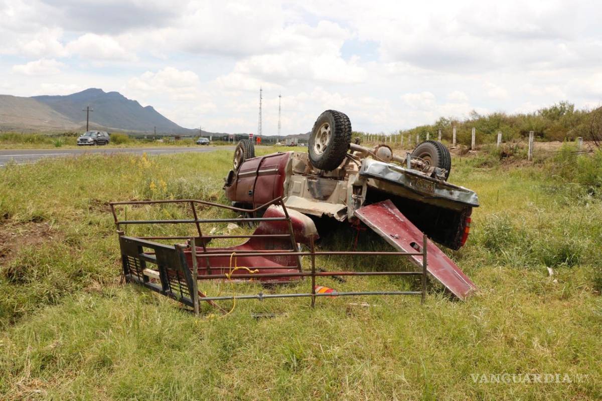 Brinca a carril contrario y ocasiona fuerte accidente sobre la carretera Torreón