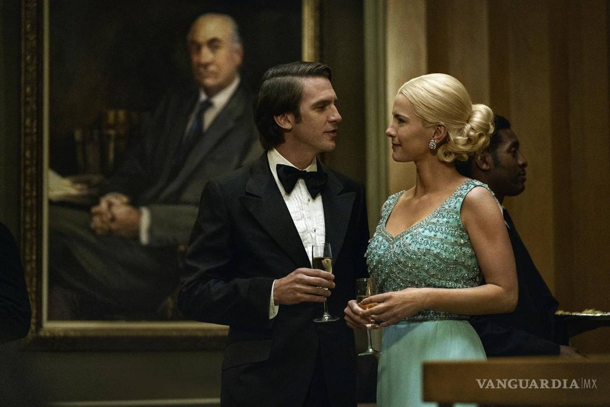 $!Dan Stevens como John Dean y Betty Gilpin como Mo Dean en una escena de Gaslit.