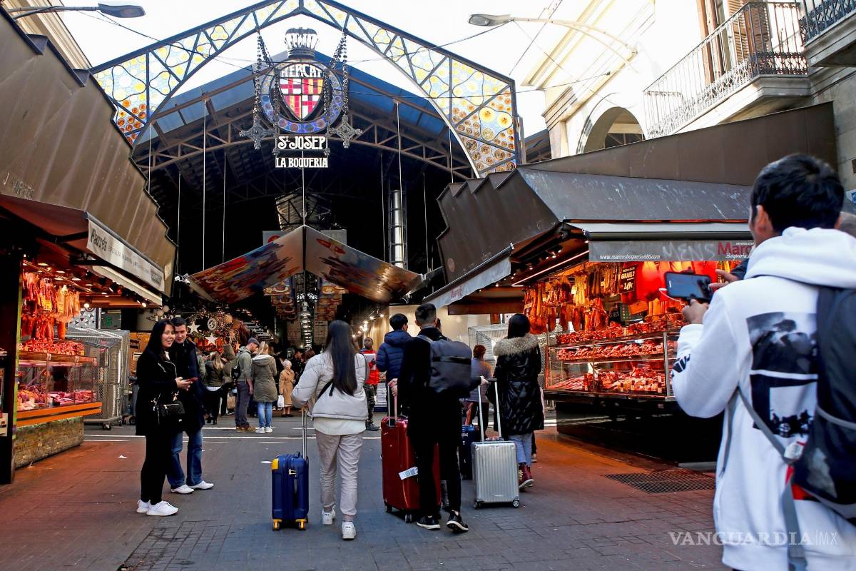 $!Entrada del Mercado de la Boqueria, construido en 1840 sobre la plaza donde se comerciaba al aire libre en Barcelona.