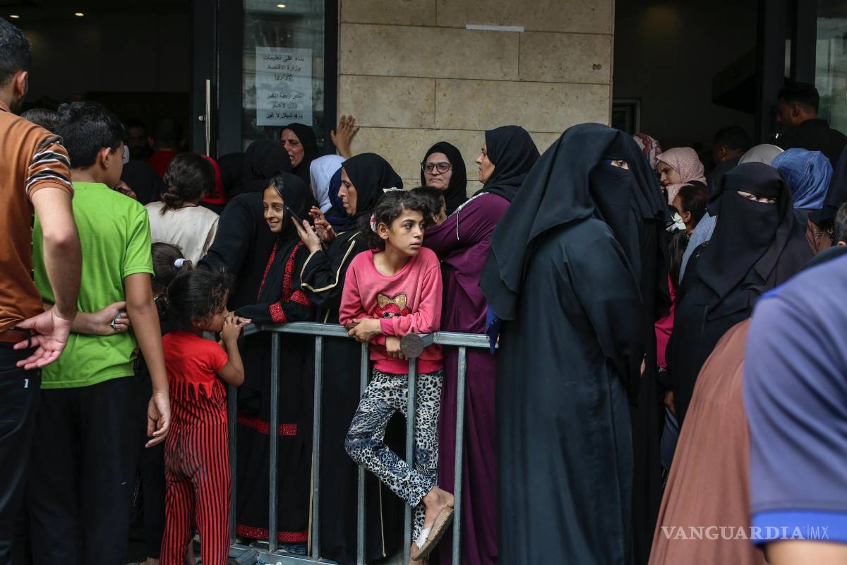$!La gente hace cola frente a una panadería para comprar pan en el centro de Khan Younis, en el sur de la Franja de Gaza.