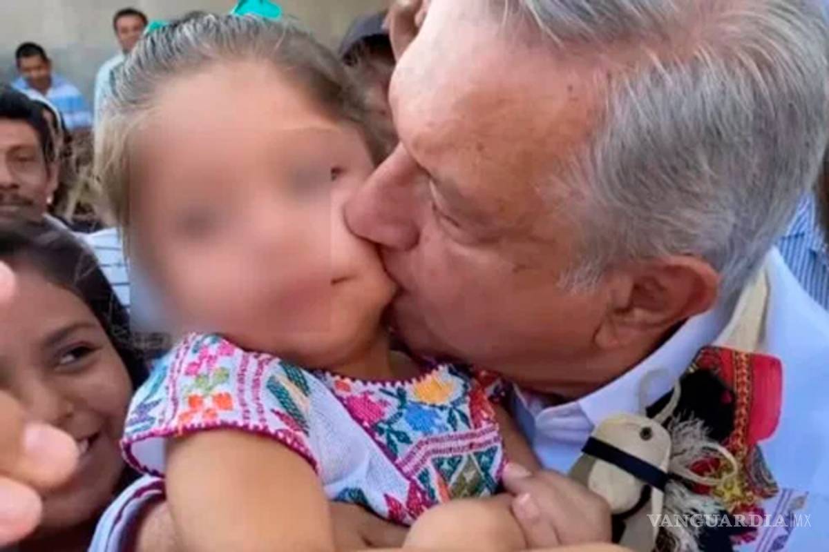 AMLO besó a una niña y se armó la polémica, lo llaman pedófilo