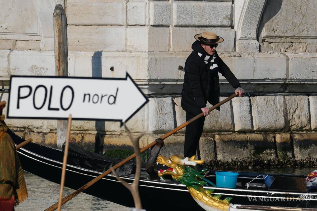 $!Embarcaciones participan en el tradicional desfile en góndola del Carnaval de Venecia, Italia, el 28 de enero de 2024.