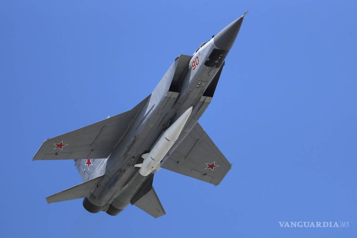 $!Un avión MiG-31K de la Fuerza Aérea rusa transporta un misil aerobalístico hipersónico de alta precisión Kh-47M2 Kinzhal.