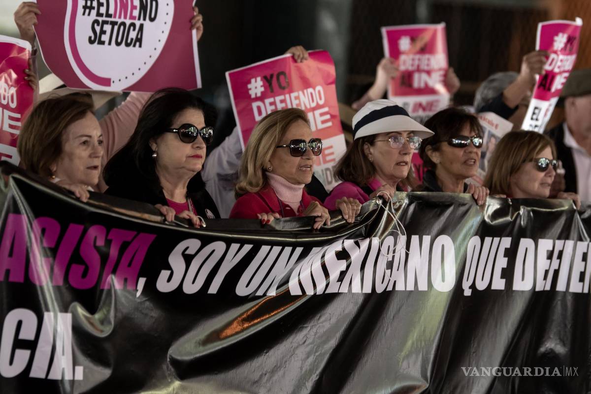 $!Decenas de personas marchan en defensa defensa del INE)y contra la polémica reforma electoral que impulsa Andrés Manuel López Obrador en Monterrey.