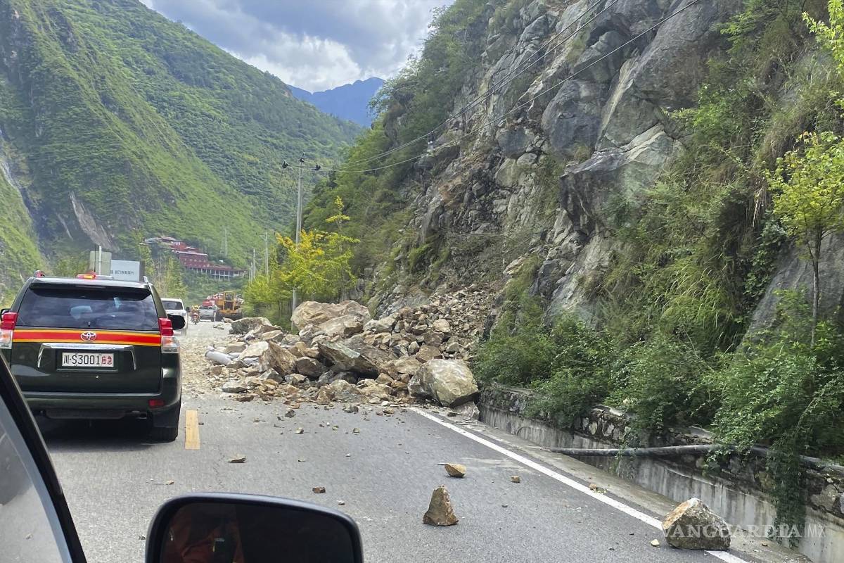 $!Rocas caídas en una carretera cerca de la ciudad de Lengqi en el condado de Luding de la provincia de Sichuan, suroeste de China.