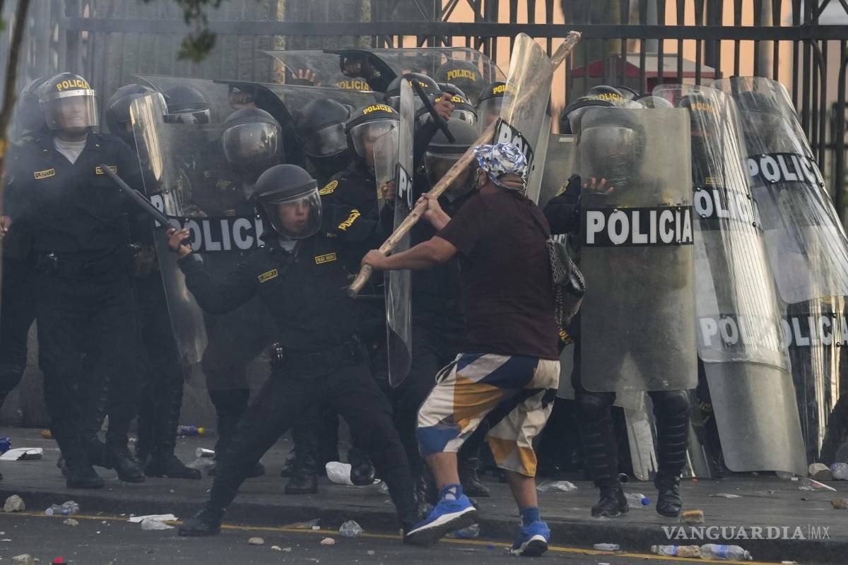 $!Un manifestante anti gobierno carga contra la policía con un palo durante los enfrentamientos en Lima, Perú.