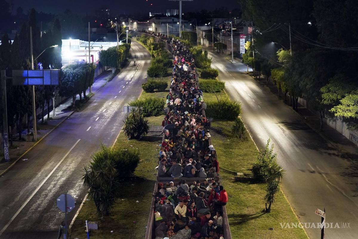 $!Migrantes que esperan llegar a Estados Unidos, sentados sobre un tren de mercancías que se dirige al norte, en Irapuato, México, el 23 de septiembre de 2023.