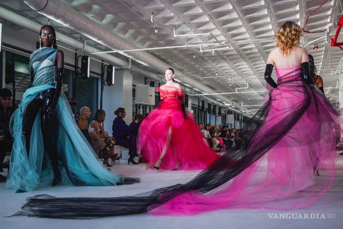 $!La moda de la colección Primavera Verano 2023 de Prabal Gurung se modela durante la Semana de la Moda de Nueva York.