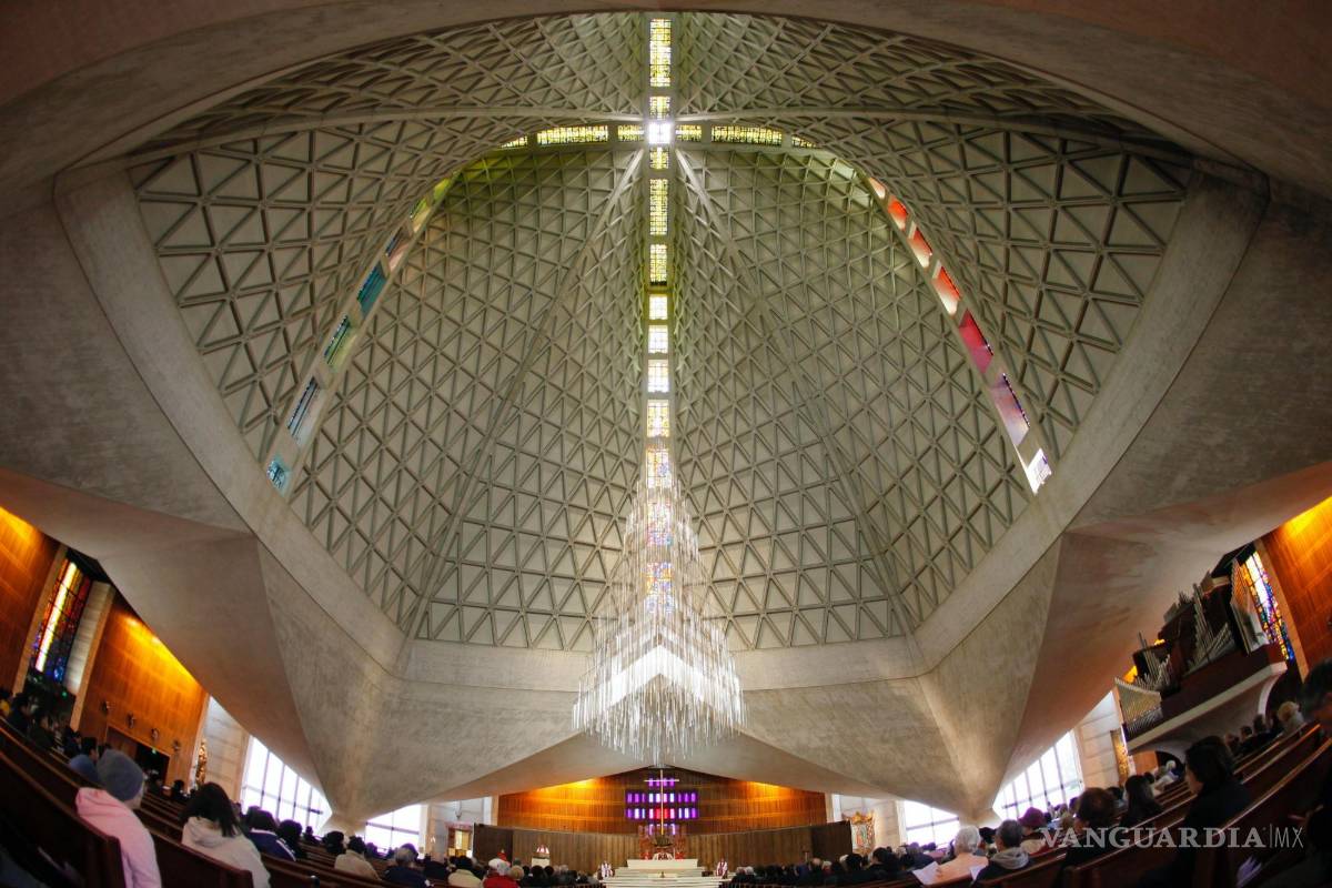 $!La gente asiste a la Catedral de Santa María, la iglesia madre de la arquidiócesis de San Francisco, el 2 de abril de 2010.
