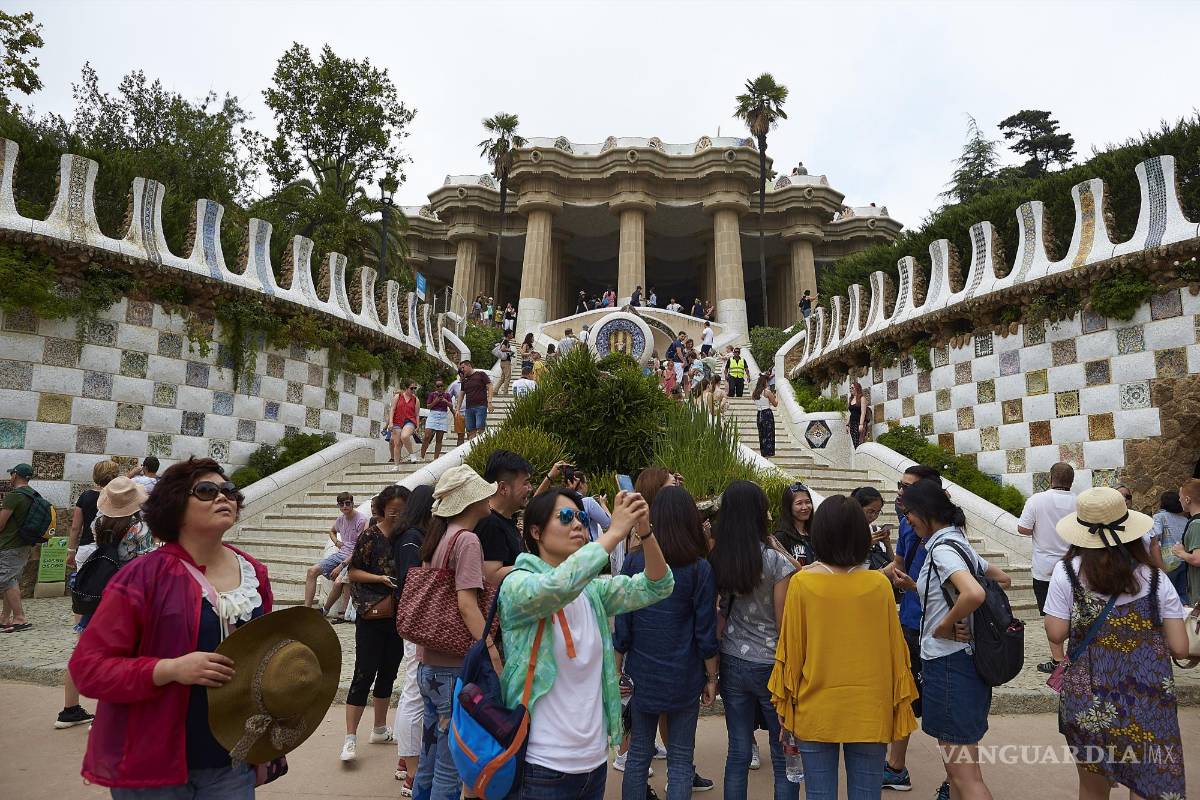 $!El parque Güell de Barcelona recibe a miles de turistas todos los días.