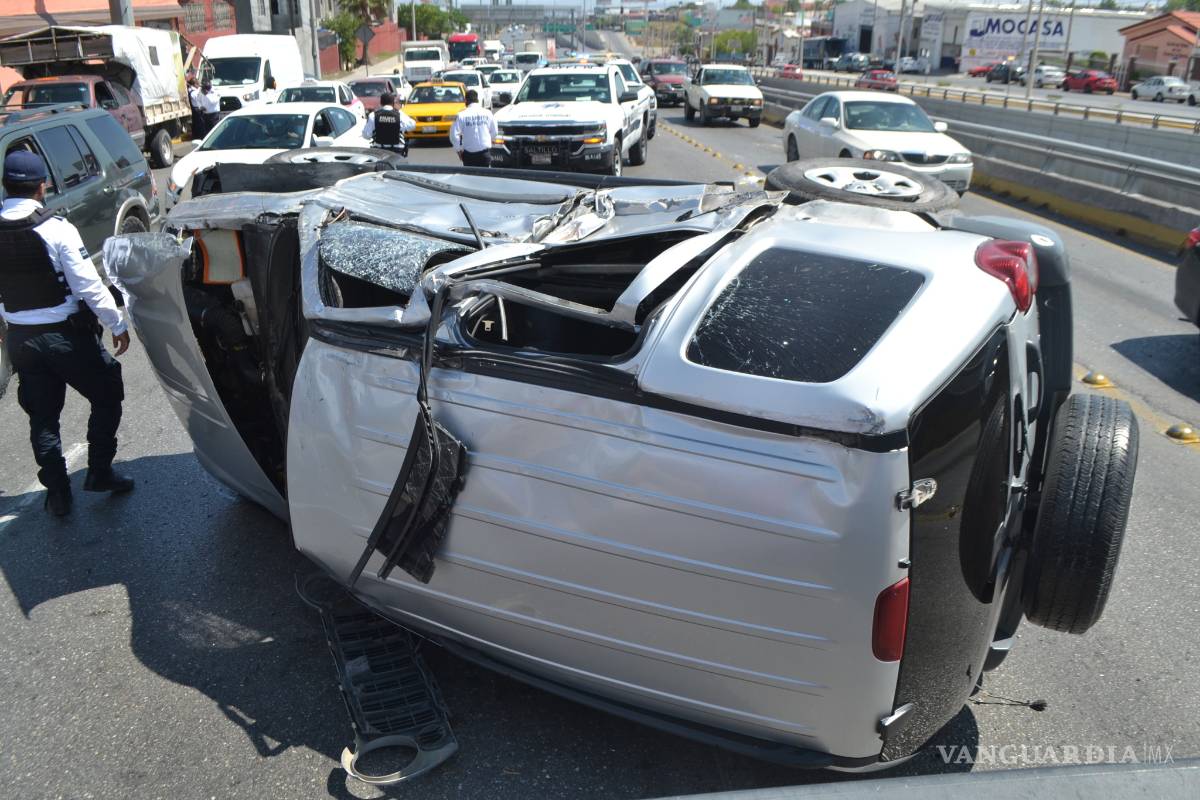 Camioneta vuelca en el periférico tras choque