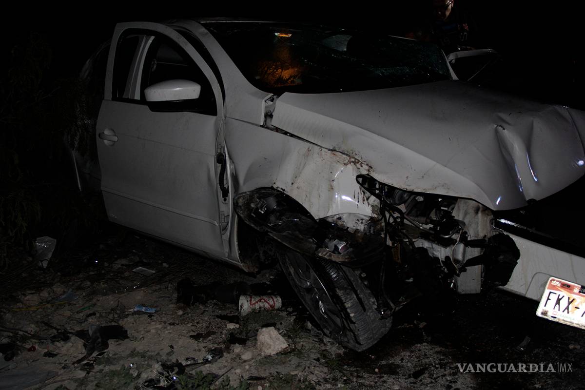 Ebrio conductor choca contra estructura de concreto en Saltillo