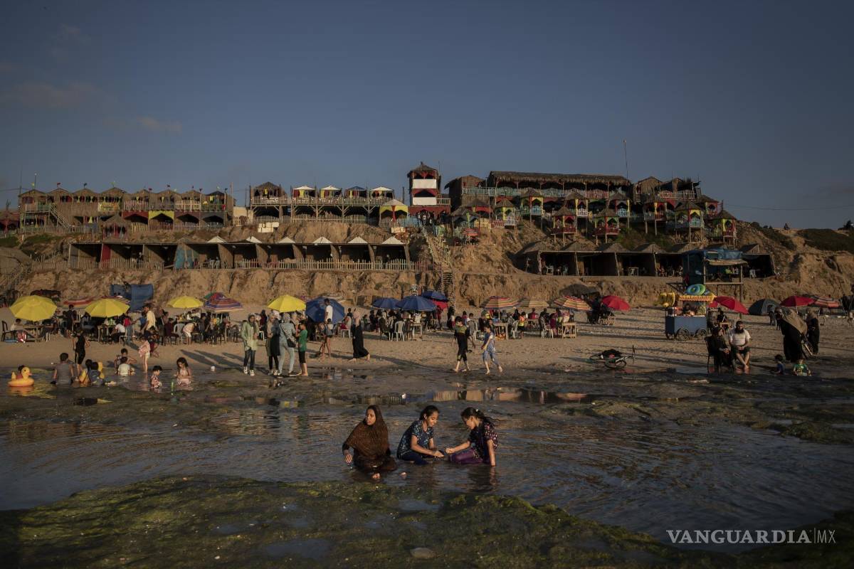 Playa del Mediterráneo, uno de los pocos espacios donde palestinos e israelitas pueden convivir sin muros