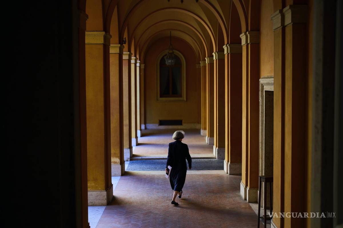 $!La hermana Nathalie Becquart camina dentro de la Secretaría General del Sínodo en Roma el sábado 10 de mayo de 2025.