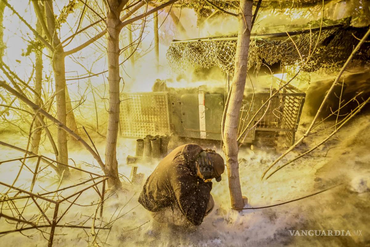 $!Militares disparan un obús autopropulsado 2S1 Gvozdika hacia posiciones rusas cerca de la ciudad de Chasiv Yar, en la región de Donetsk, Ucrania.