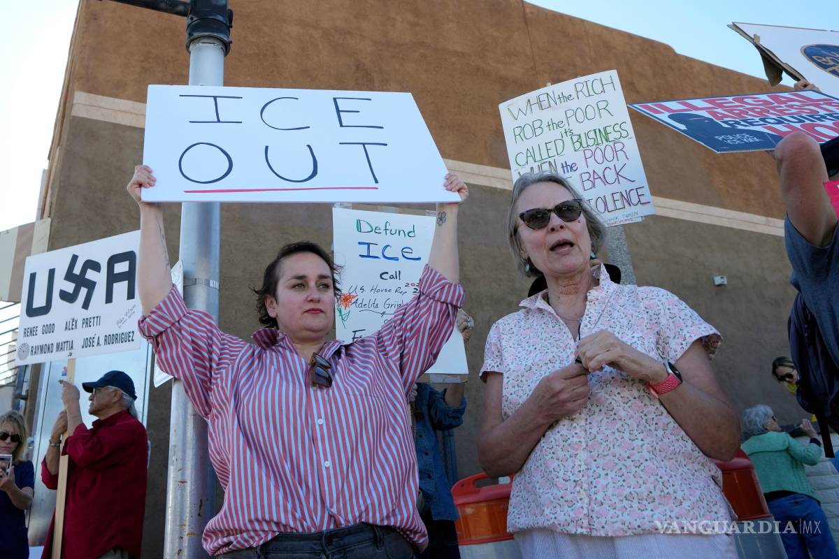$!Personas protestan contra las operaciones del ICE después de que Kristi Noem hablara en la frontera en Nogales, Arizona.