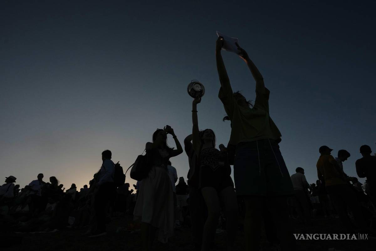 $!Varias personas aparecen en silueta mientras observan el eclipse solar en Primrose Hill, Londres, el miércoles 12 de agosto de 2026.