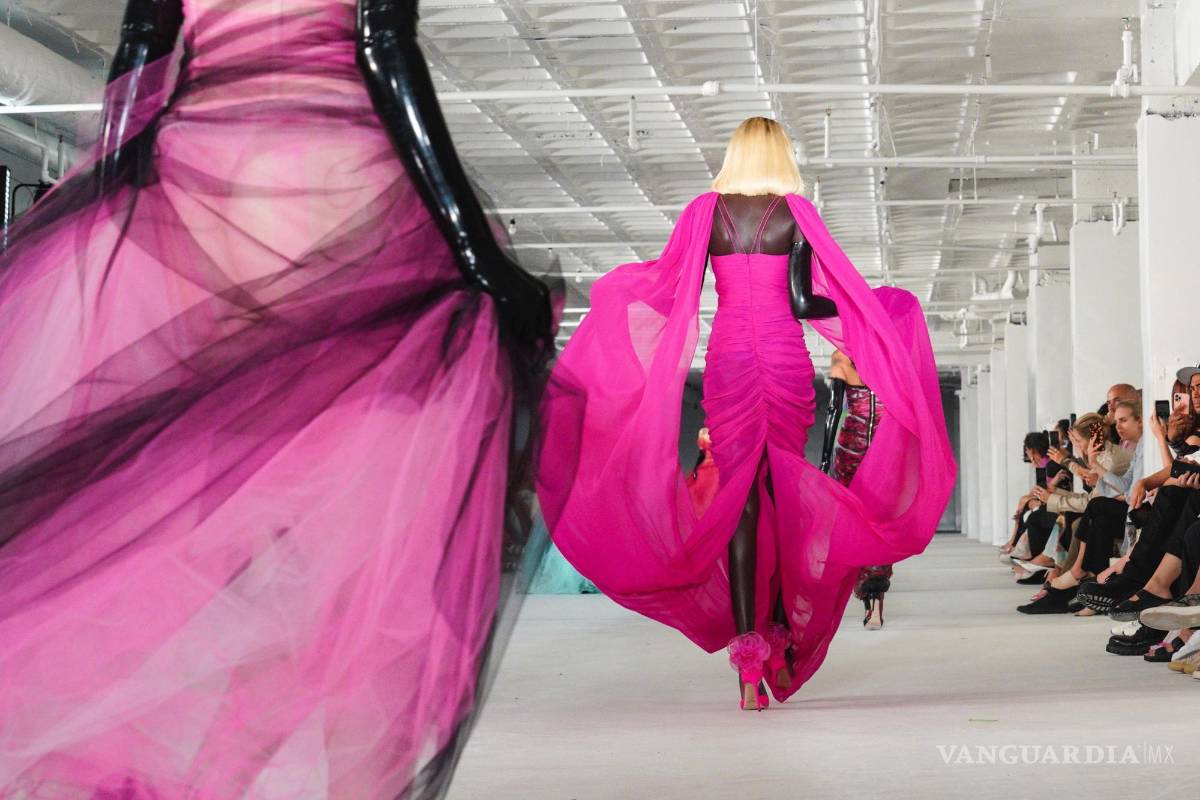 $!La moda de la colección Primavera Verano 2023 de Prabal Gurung se modela durante la Semana de la Moda en Nueva York.