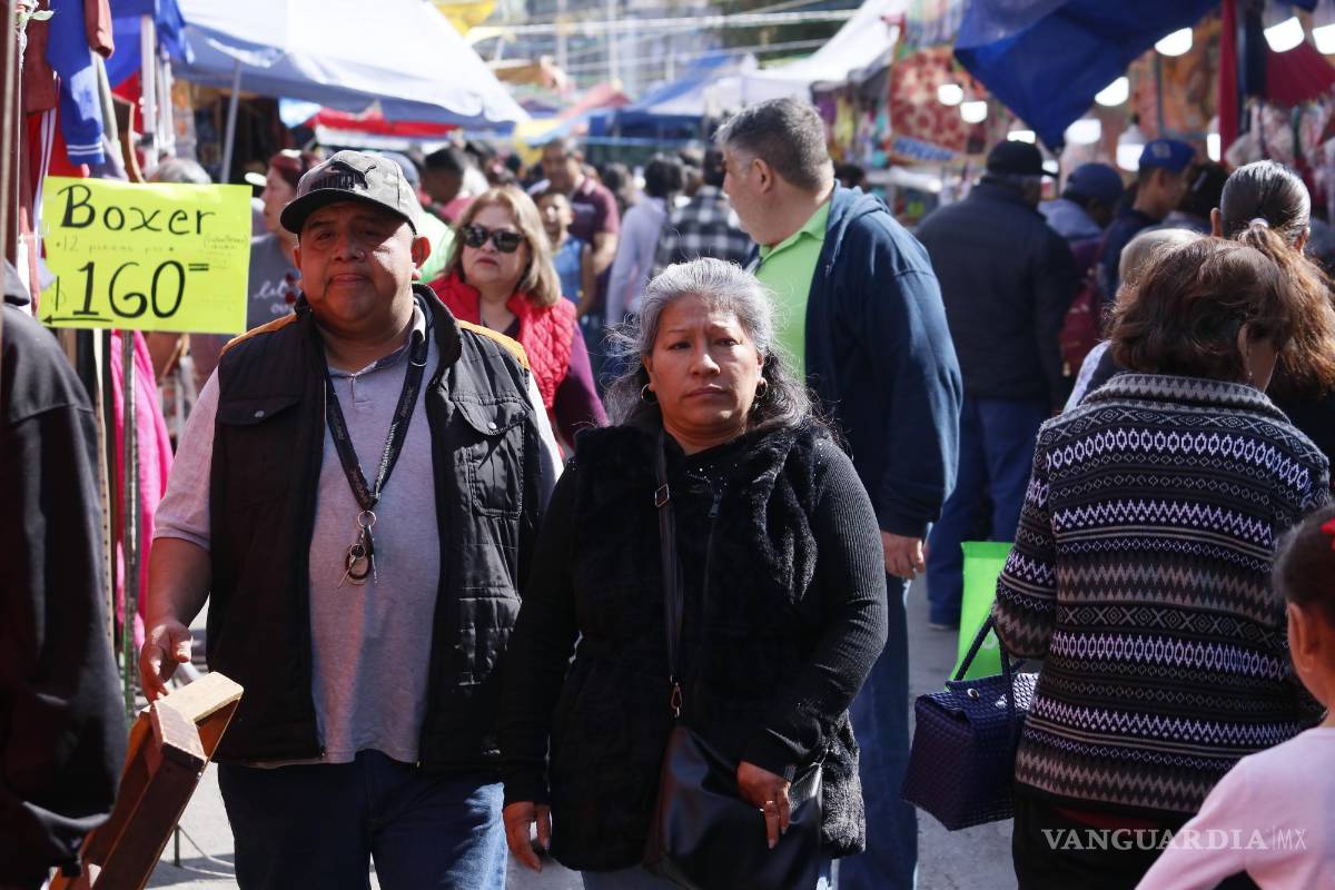 $!Peregrinos avanzan lentamente hacia el Santuario de Nuestra Señora de Guadalupe, rodeados de puestos de comida y ropa de paca.