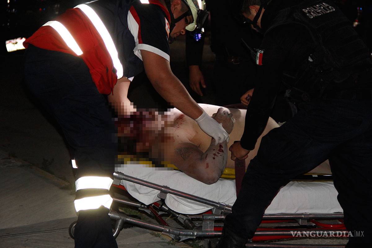 $!Tiran a un hombre de un vehículo en movimiento en Saltillo