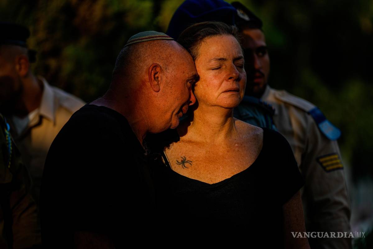 $!Doron y Tami, padres del capitán de la reserva israelí Omri Yosef David lloran durante su funeral en Carmiel, en el norte de Israel, el 15 de noviembre de 2023.
