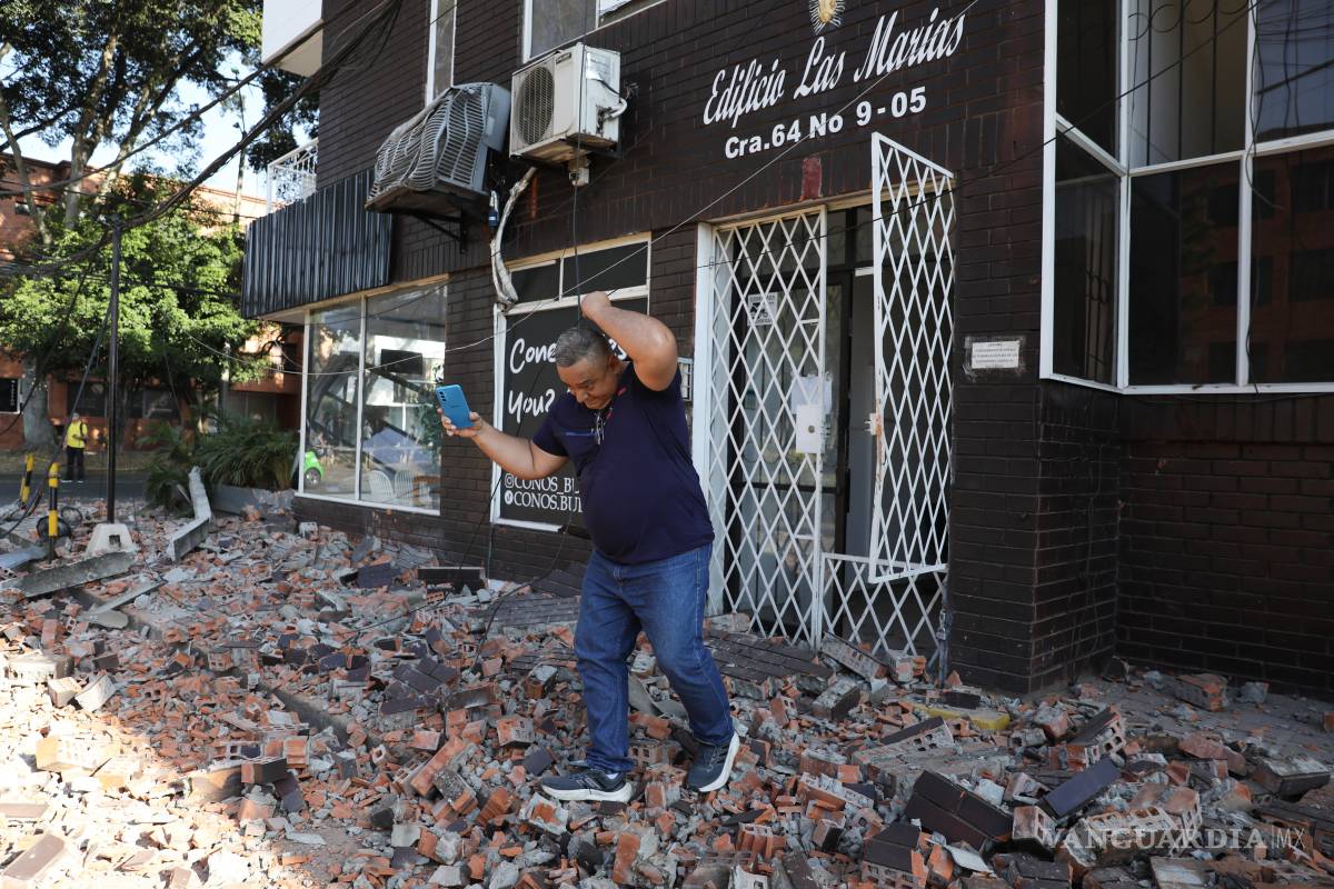 $!Un hombre sale de un edificio de apartamentos tras un terremoto que sacudió Cali, Colombia, el lunes 10 de agosto de 2026.