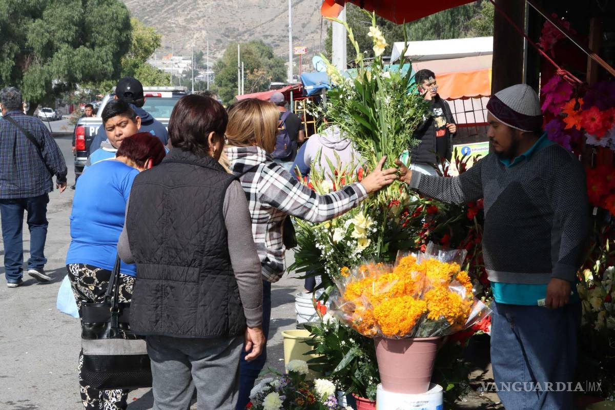 $!Un 30 por ciento aumentó el precio de las flores de ofrenda para los fieles difuntos.