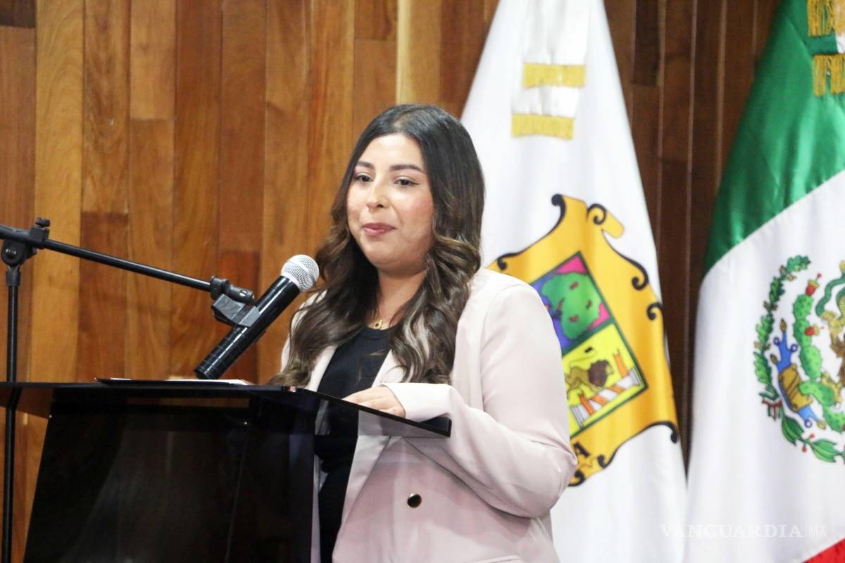 $!Lara Rivera, del comité organizador, instó a las y los futuros economistas a tener una visión crítica ante los retos del mañana.