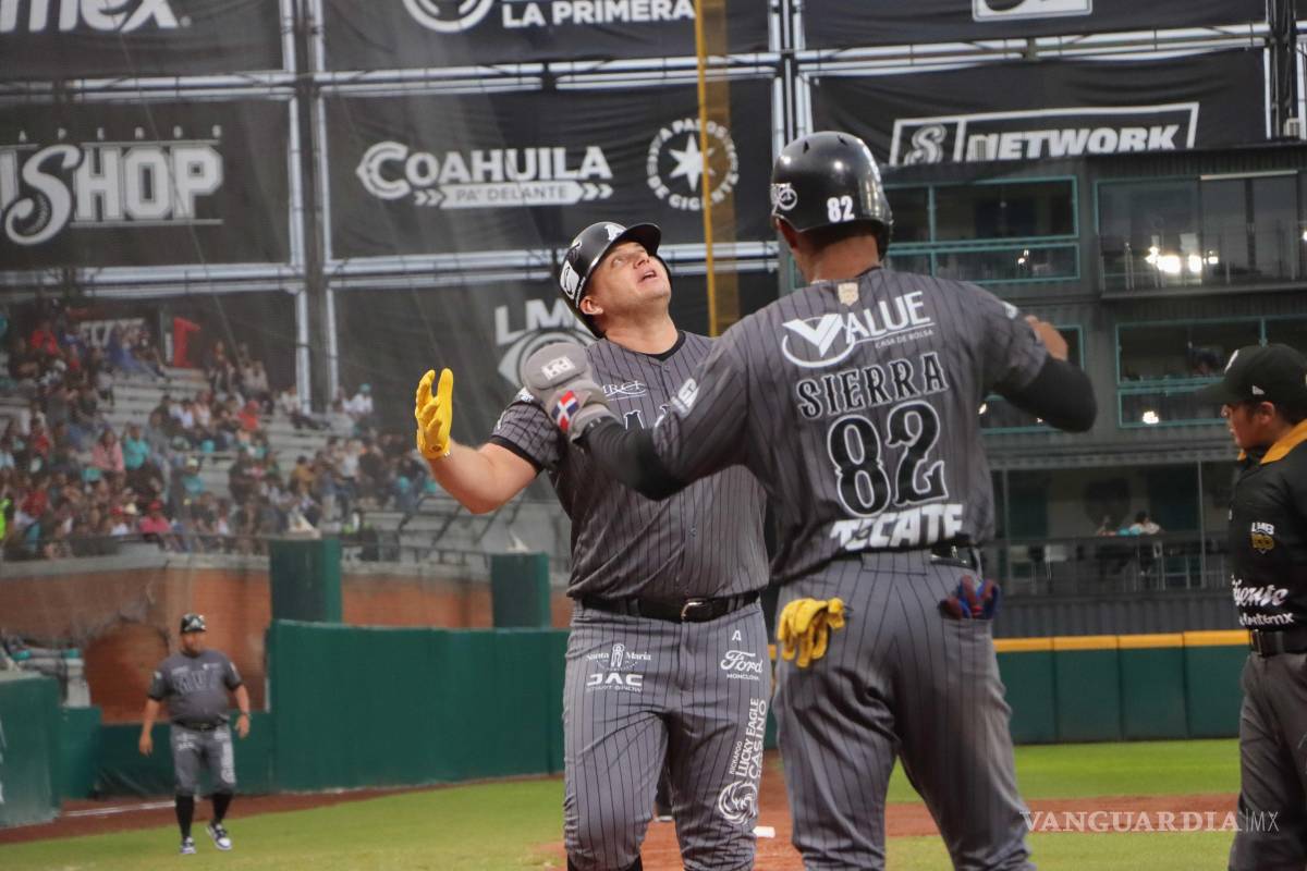 $!Los Saraperos celebraron en el dugout tras asegurar la serie frente a su afición en el estadio Francisco I. Madero.