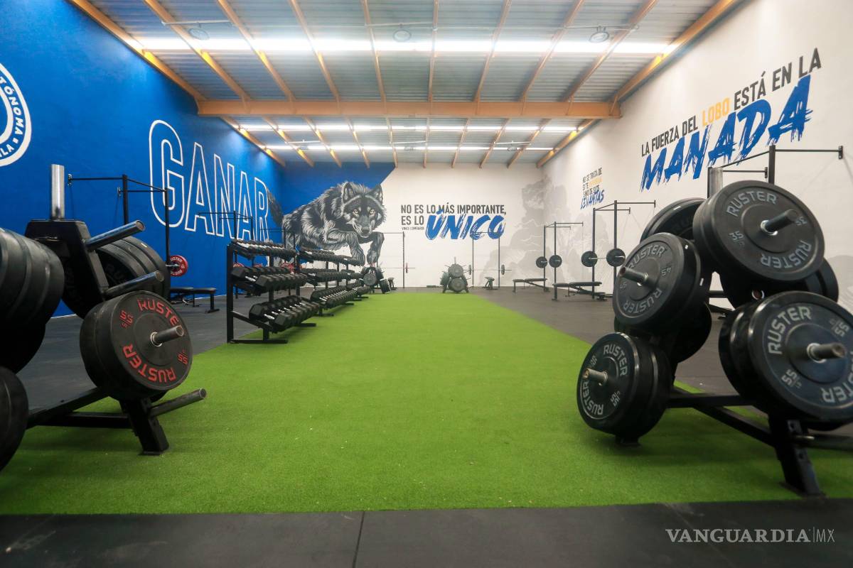$!El gimnasio de pesas “La Casa de los Lobos” cuenta con barras, mancuernas, racks, máquina Smith y área de pasto sintético para la preparación física del equipo.