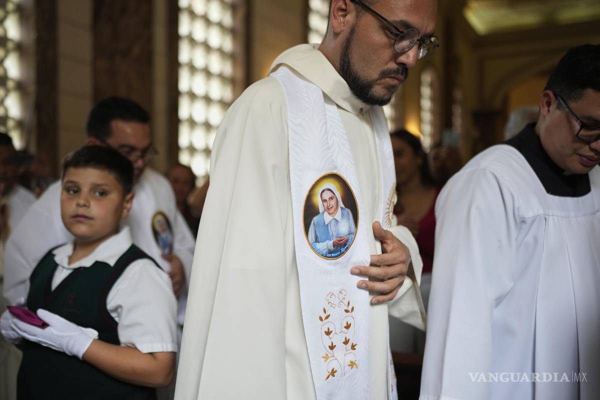 $!Un sacerdote asiste a la misa de celebración por la santa María Carmen Rendiles con su imagen, en la escuela Belén dirigida por su congregación.