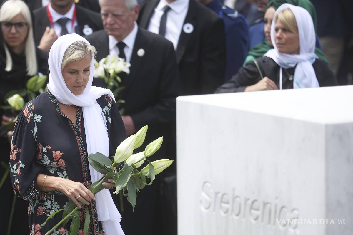 $!La duquesa de Edimburgo, Sofía de Gran Bretaña, deposita flores durante la ceremonia de colocación de coronas en el Centro Memorial de Potocari, Bosnia.