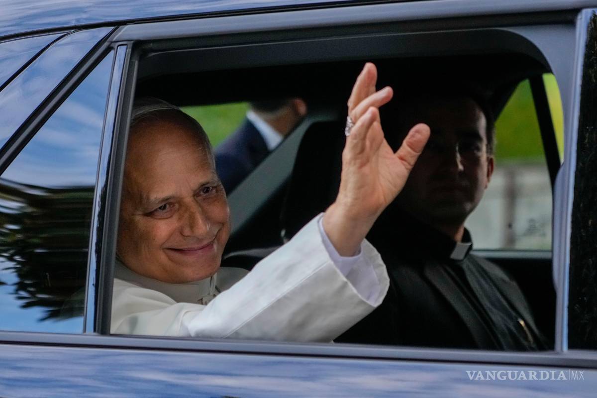 $!El papa León XIV abandona el Policlínico Agostino Gemelli, tras la intervención quirúrgica a la que fue sometido el martes para extirparle un cáncer de pulmón.