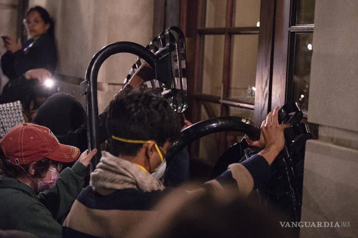 Mientras se debate si las protestas estudiantiles son antisemitas, alumnos toman un edificio en la Universidad de Columbia