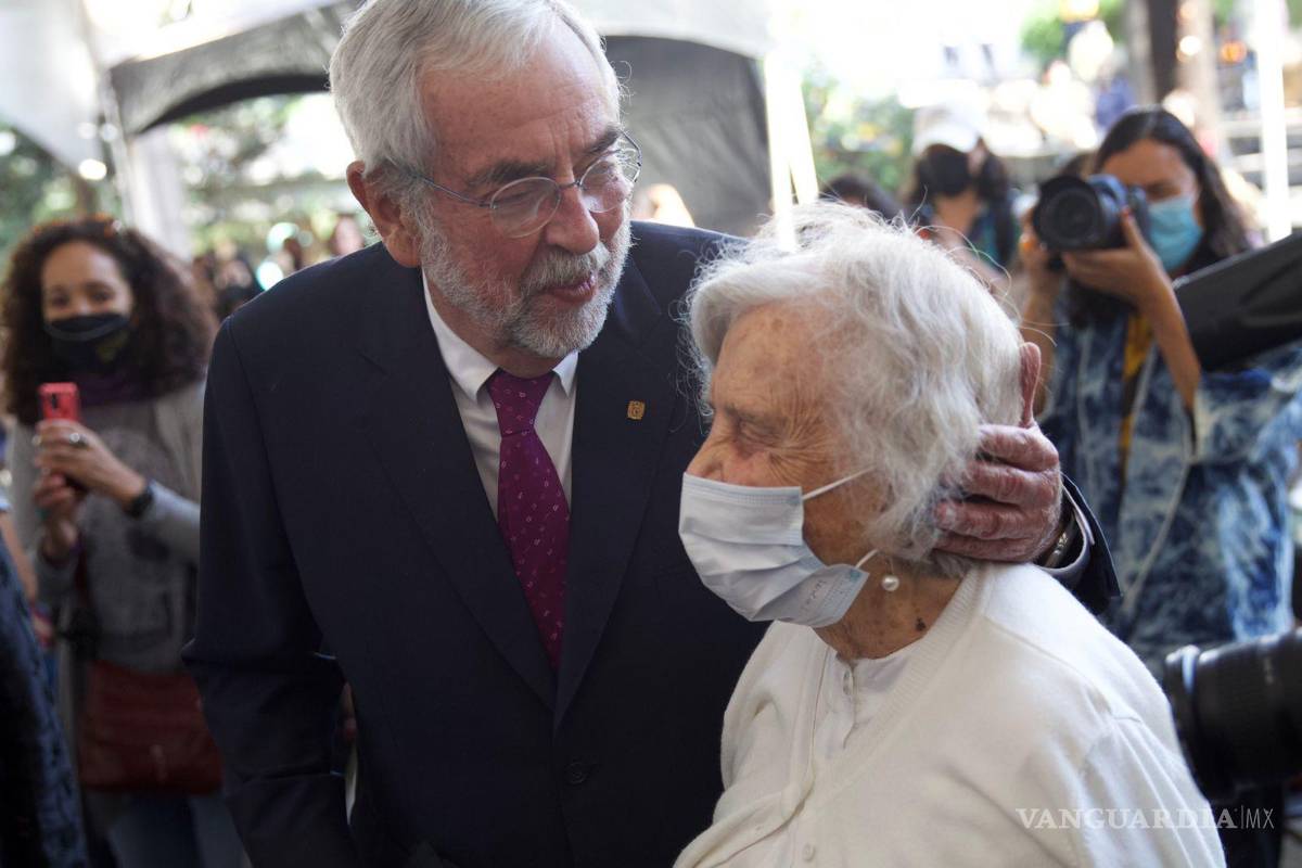 $!El rector de la UNAM, Enrique Graue inaugura la Fiesta del Libro y la Rosa en el Centro Cultural Universitario (CCU). Se le rinde homenaje a Elena Poniatowska.