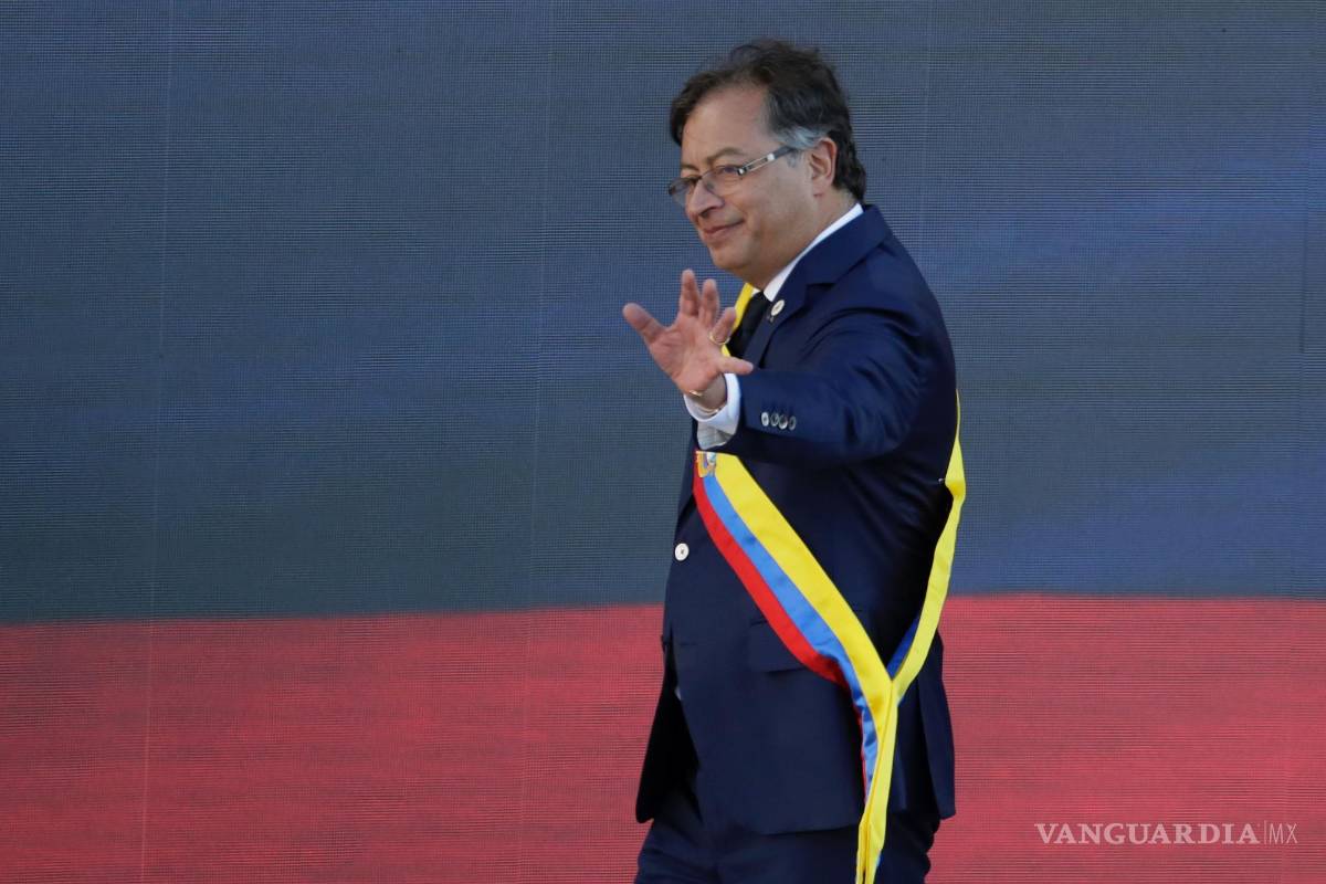 $!El presidente de Colombia, Gustavo Petro, saluda luego de pronunciar su discurso de investidura en la Plaza Bolívar de Bogotá, Colombia.