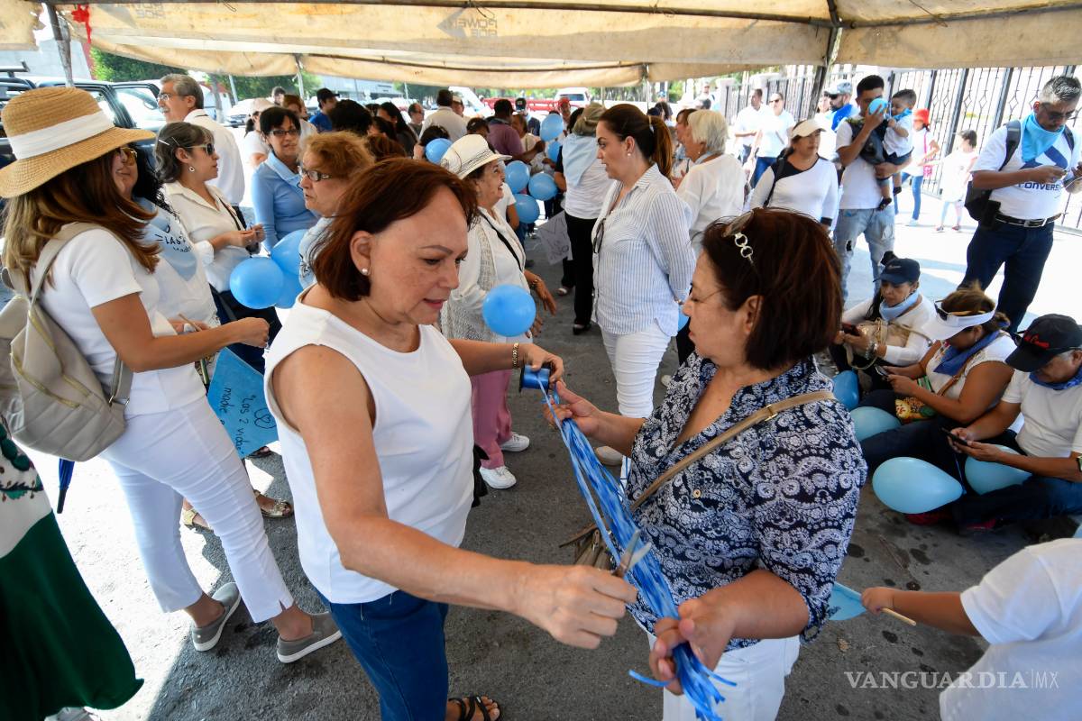 $!Marchan en Saltillo a favor de la vida y la familia tradicional; en 17 estados, en pro del aborto