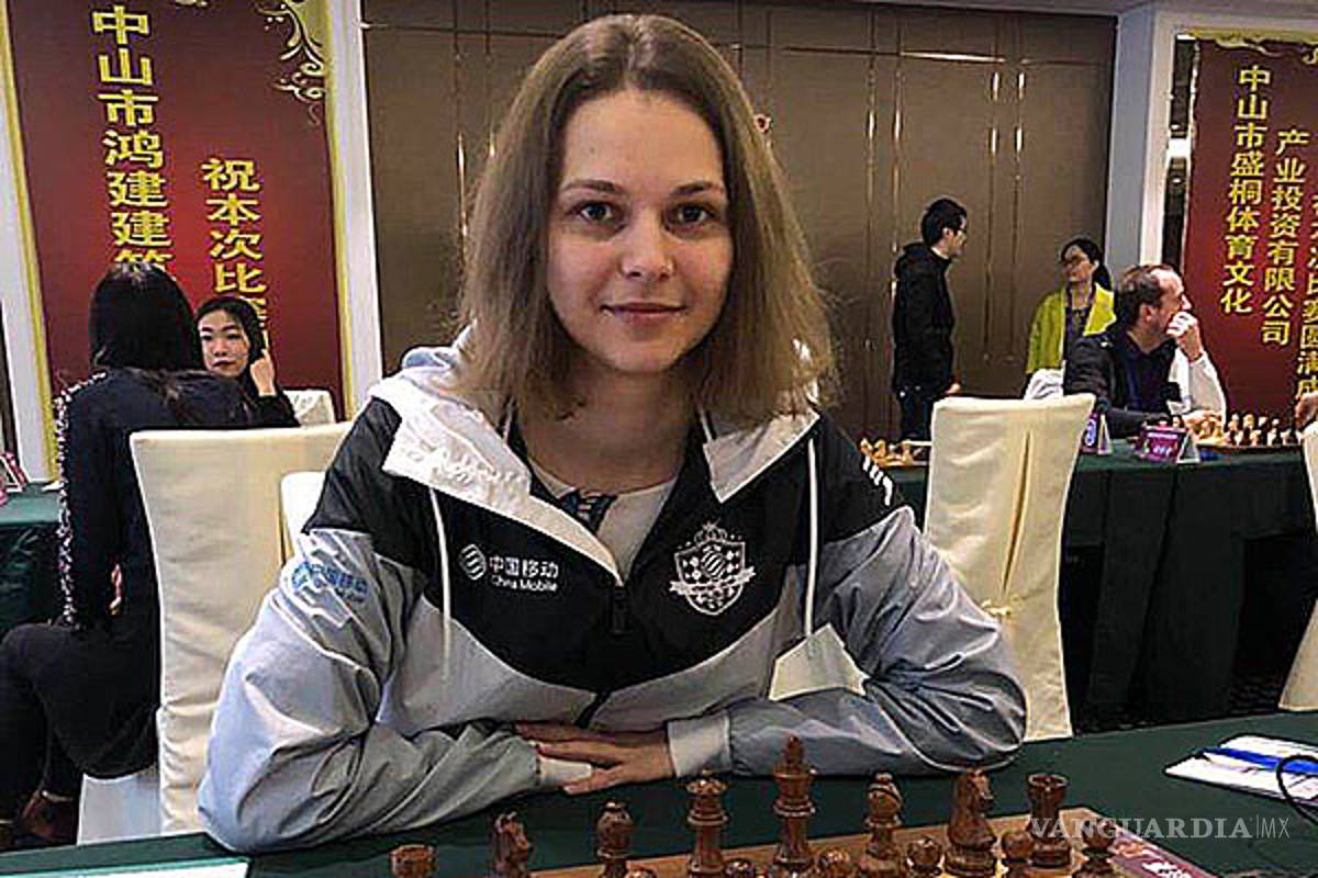 Campeona mundial de ajedrez decide perder su título para no usar velo