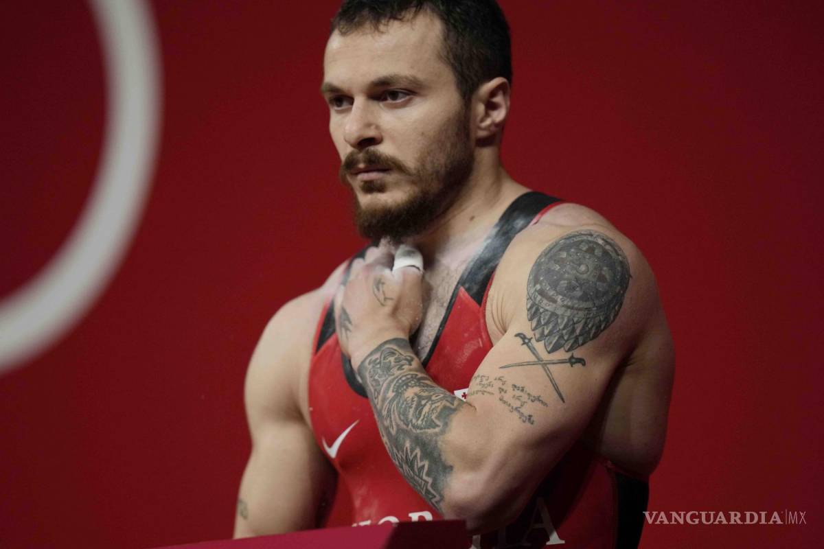 $!Shota Mishvelidze de Georgia se prepara para competir en el evento de levantamiento de pesas masculino de 61 kg. (Foto AP / Luca Bruno)