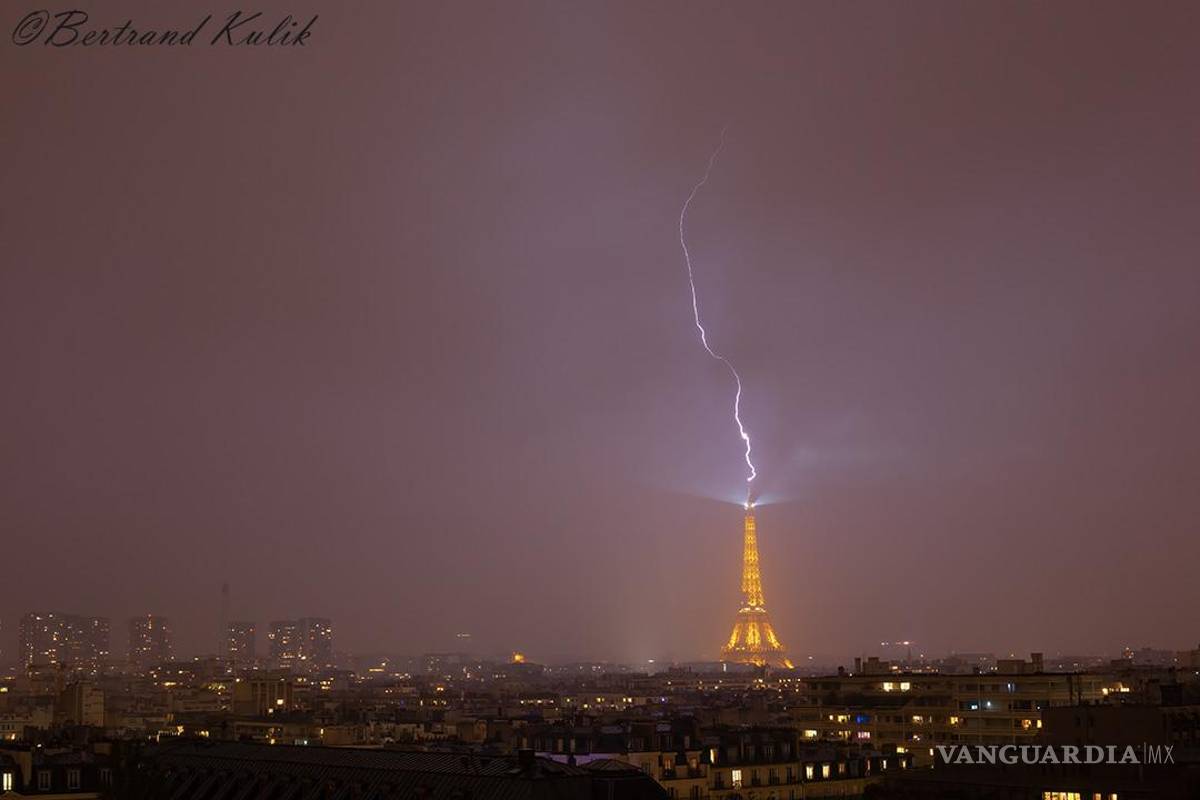 Impresionante momento en que un rayo cae sobre la Torre Eiffel; fuertes lluvias han ocasionado una muerte